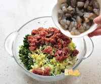 美味的荠菜馄饨做法图解4)