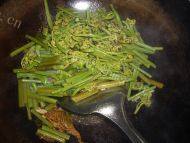 肉丝炒蕨菜做法图解9)
