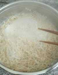 风味独特的干萝卜丝肉包做法图解4)