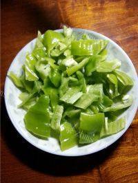 家常菜青椒炒西葫芦做法图解1)