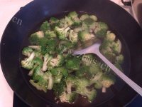 好吃的清炒西兰花做法图解3)