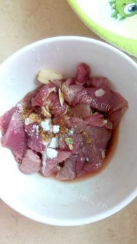 营养丰富的西兰花炒肉片做法图解2)
