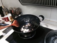 色香味俱全的芹菜炒牛肉做法图解2)