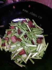 家常菜蒜苔炒肉做法图解4)