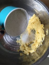 美味营养的苹果蛋糕做法图解3)