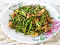 简单美味的肉炒蒜苔