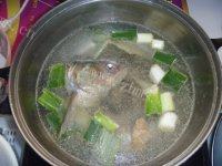 美味的酸菜鱼头汤做法图解5)