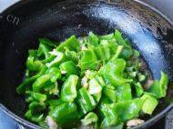 家常菜肉片炒青椒做法图解6)