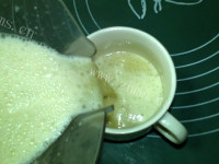 热气腾腾的果仁月饼熟豆豆浆做法图解9)