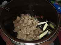 DIY牛肉炖土豆胡萝卜做法图解3)