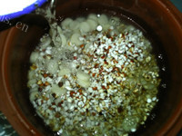 美味的山药薏米芡实粥做法图解7)