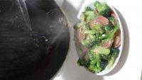 色味俱佳的香肠西兰花