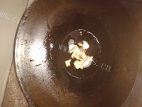 香气诱人的葱香猪心汤做法图解2)