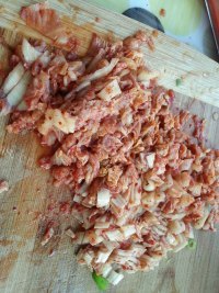 香气浓郁的辣白菜炒饭做法图解2)