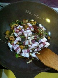 美味的五花肉炖土豆做法图解3)