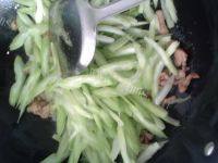 家常菜肉片炒西芹做法图解4)