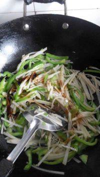 家常菜蚝油土豆丝做法图解4)