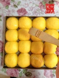 自制南瓜小餐包做法图解16)