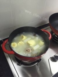 美味的猪尾萝卜玉米汤做法图解4)