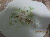 十分诱人的葱油饼做法图解4)