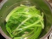 美味的猪肉芹菜馄饨做法图解2)