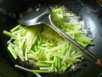 家常菜芹菜炒土豆做法图解7)