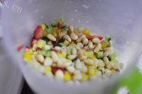 美味草莓玉米沙拉做法图解5)