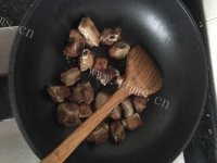 家常菜排骨炖土豆做法图解5)