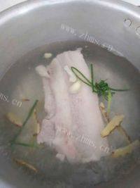 家常菜白切五花肉做法图解3)