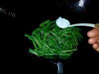 家常菜肉片炒四季豆做法图解4)