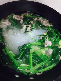 喜欢的菠菜羊肉粉丝汤做法图解4)