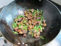很有食欲的青椒炒羊肉做法图解9)