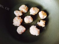 美味的香酥虾球做法图解4)