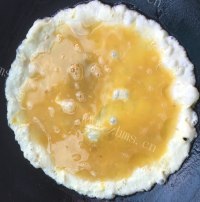 鲜香的枸杞叶煎蛋做法图解2)