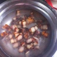 鲜美可口的豌豆腊肉焖饭的做法图解三
