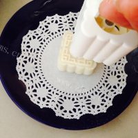 可口的桃子冰皮月饼做法图解23)