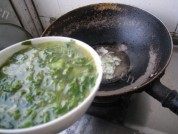 家常菜香椿芽炒蛋做法图解6)