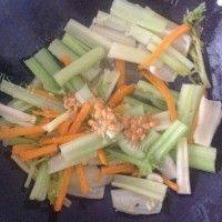 家常菜西芹炒鲜鱿做法图解5)