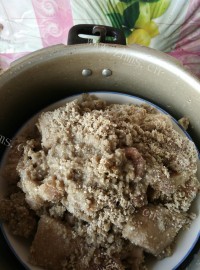 自制粉蒸肉做法图解4)