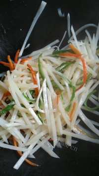 家常菜辣椒炒土豆丝做法图解7)