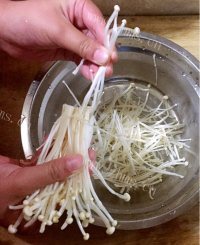 美味的麻辣金针菇做法图解2)
