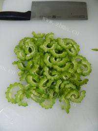 美味的芬达浸苦瓜做法图解2)