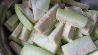 家常菜毛豆烧茄子做法图解3)