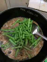 家常土豆豆角炖肉片做法图解8)