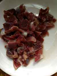 家常菜酸豆角炒鸭胗做法图解2)