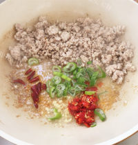 鲜美的酸豆角炒肉末粉丝做法图解4)