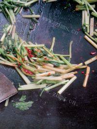 家常菜芹菜炒腊肉做法图解5)