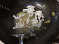 美味的丝瓜炒鱿鱼做法图解8)