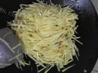 香气浓郁的酸辣土豆丝做法图解4)