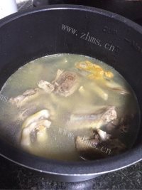 精制蛏干炖鸭做法图解8)